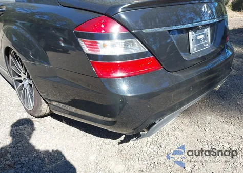 2008 Mercedes-Benz S 550 4Matic z USA, uszkodzony, nr VIN WDDNG86XX8A189255